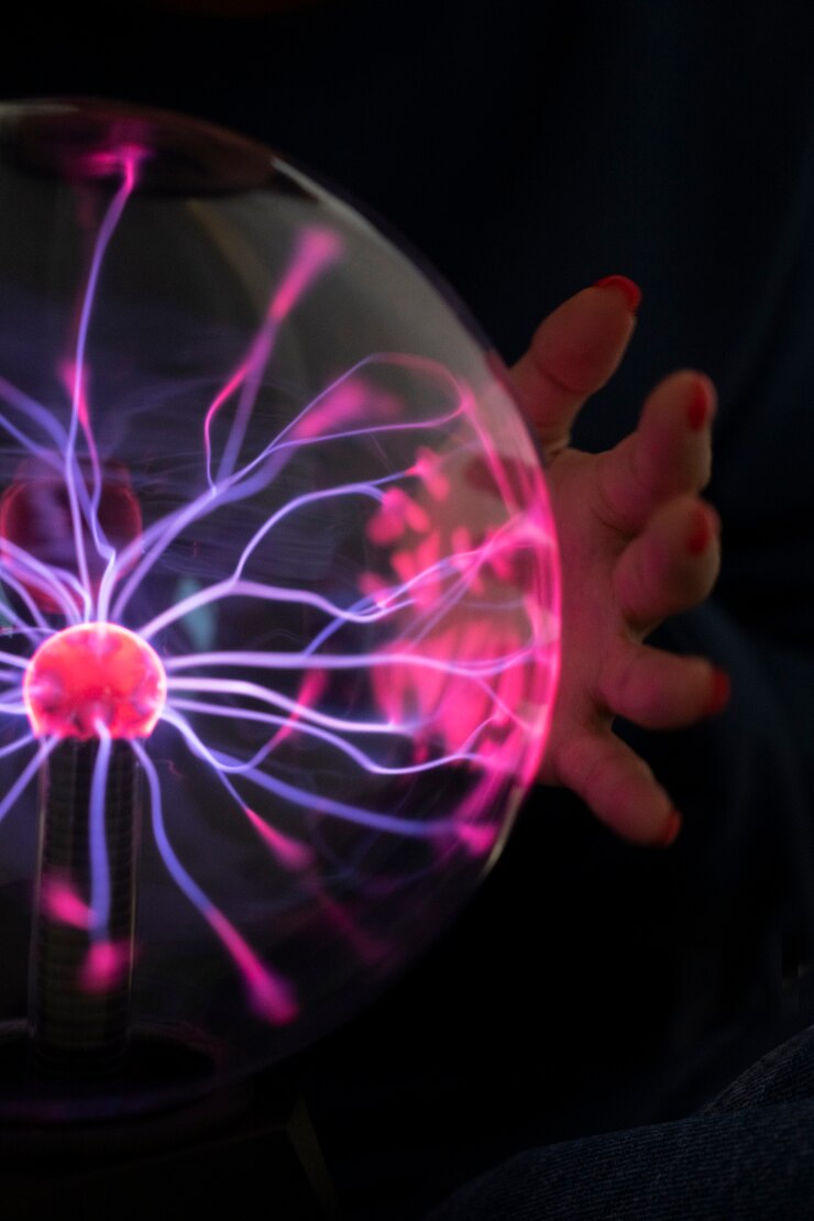 mano-vista-frontal-interactuando-bola-plasma mano-vista-frontal-interactuando-bola-plasma
